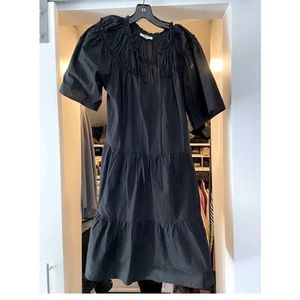 Top shop black dress. EUC size 4 but I’m typically a size 8/10 and fits